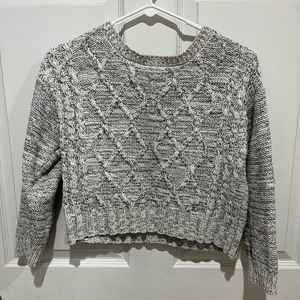 Girls Copper Key Cable Knit Sweater Size Youth Medium White and Gray